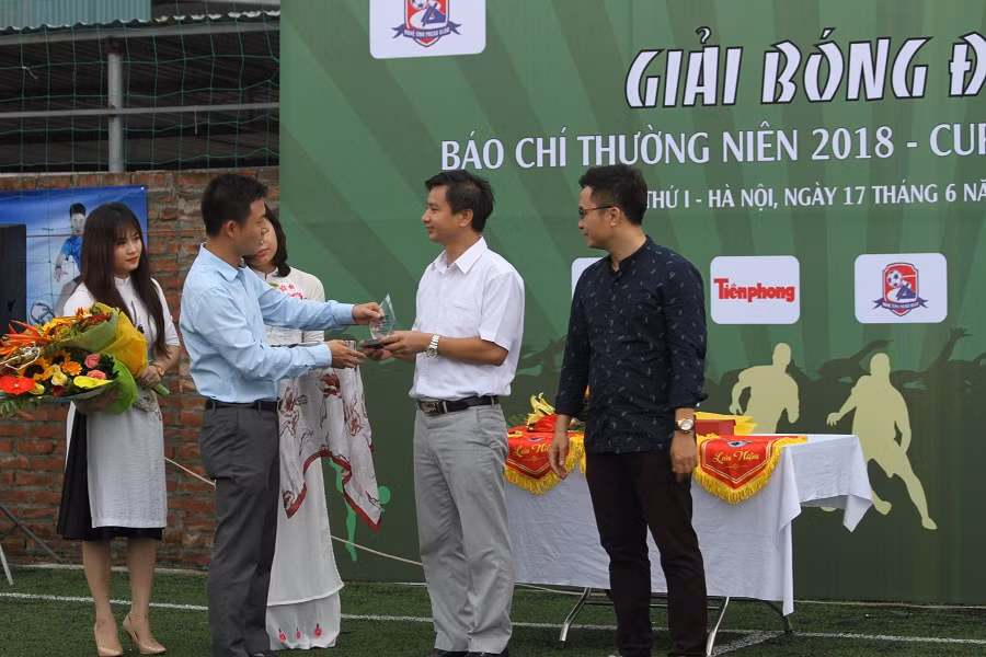 Ông Hoàng Anh Minh, Phó Tổng Biên tập tạp chí vietnamfinance - thành viên Ban Tổ chức giải trao kỷ niệm chương cho các nhà tài trợ (ảnh Như Hải).
