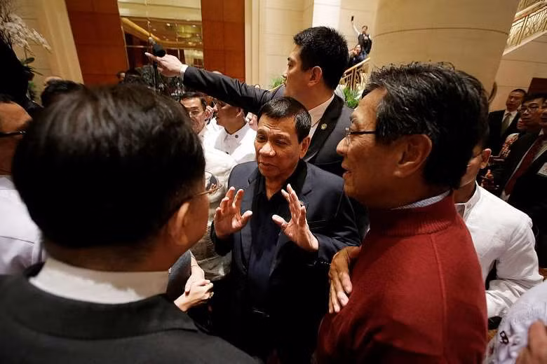 Tổng thống Rodrigo Duterte gặp gỡ báo chí bên ngoài khách sạn, ảnh: Reuters / The Straits Times. Tổng thống Rodrigo Duterte gặp gỡ báo chí bên ngoài khách sạn, ảnh: Reuters / The Straits Times.