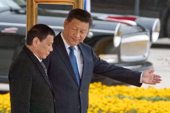 Chủ tịch Trung Quốc Tập Cận Bình và Tổng thống Philippines Rodrigo Duterte, ảnh: The Japan Times. Chủ tịch Trung Quốc Tập Cận Bình và Tổng thống Philippines Rodrigo Duterte, ảnh: The Japan Times.