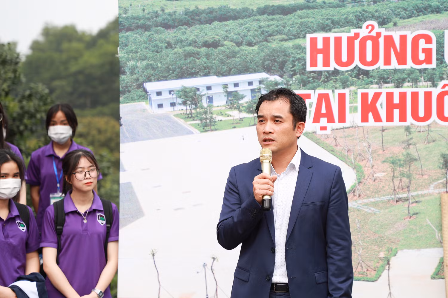 Phó Giám đốc Đại học Quốc gia Hà Nội PGS.TS. Phạm Bảo Sơn biểu dương những đóng góp của Thầy và Trò Trường Đại học Giáo dục.