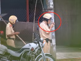 CSGT mang quân hàm đại úy của quận 9 thản nhiên không những phì phèo khói thuốc ngoài đường mà còn đeo kính đen. CSGT TP.HCM 'dam dui' khi xu ly vi pham