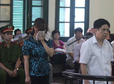 Hai bị cáo tại tòa.