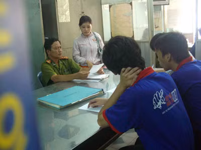 Hai nam sinh viên giúp nạn nhân Lục Thị Hoàng Khánh Ngọc lấy lại điện thoại dẫn đến bị trả thù đang làm bản tường trình ở cơ quan công an quận Bình Thạnh. Hai nam sinh viên giúp nạn nhân Lục Thị Hoàng Khánh Ngọc lấy lại điện thoại dẫn đến bị trả thù đang làm bản tường trình ở cơ quan công an quận Bình Thạnh.