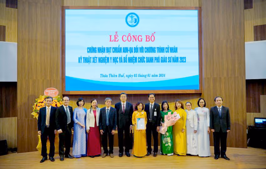 Lễ công bố chứng nhận đạt Chuẩn AUN-QA đối với chương trình đào tạo cử nhân Kỹ thuật xét nghiệm y học. Ảnh: NTCC. Lễ công bố chứng nhận đạt Chuẩn AUN-QA đối với chương trình đào tạo cử nhân Kỹ thuật xét nghiệm y học. Ảnh: NTCC.