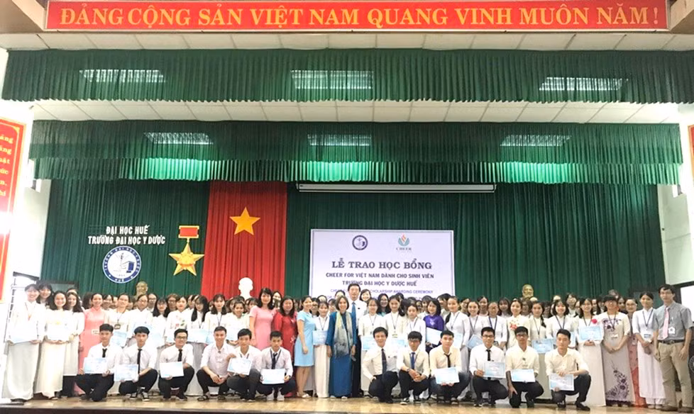 Lễ trao học bổng cho sinh viên Trường Đại học Y - Dược Huế. Ảnh: NTCC. Lễ trao học bổng cho sinh viên Trường Đại học Y - Dược Huế. Ảnh: NTCC.