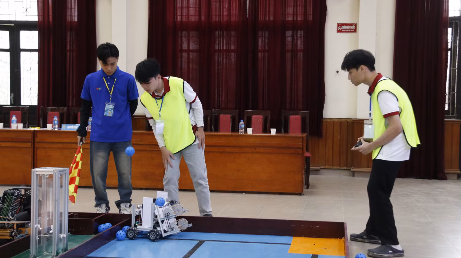 Sau 30 giây chạy tự động, robot được điều khiển ném bóng vào mục tiêu.