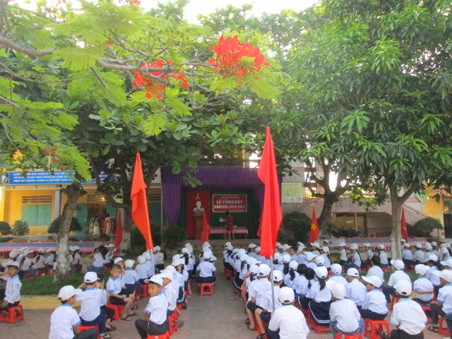 Phụ huynh bức xúc trước một số khoản thu vô lý (Ảnh:http://thgiaothinhb.pgdgiaothuy.edu.vn) Phụ huynh bức xúc trước một số khoản thu vô lý (Ảnh:http://thgiaothinhb.pgdgiaothuy.edu.vn)
