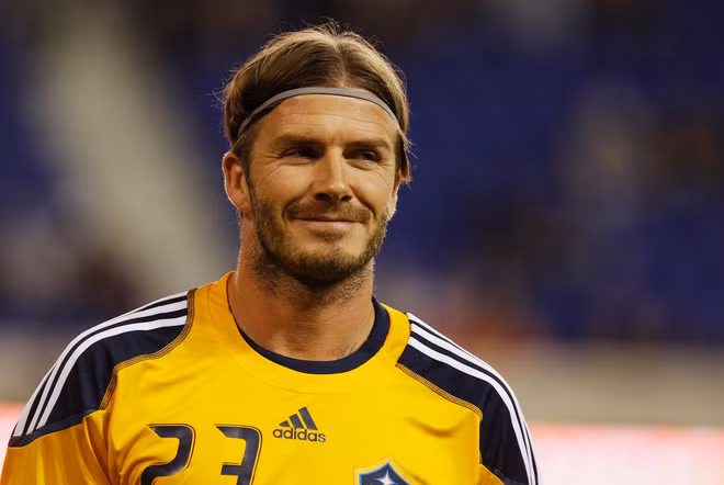 David Beckham. Thật ngạc nhiên khi Beckham cũng nằm trong danh sách này. Nhưng nhìn nhận theo chiều hướng phái đẹp. Nghĩa là bạn bè… ngại đưa bạn gái hay vợ đi với Becks vì sợ nửa kia của mình chết mê chết mệt với vẻ đẹp trai hào hoa lãng tử của tiền vệ này. Còn về cuộc đời vợ chồng, thực sự Becks rất nghiêm túc và biết giữ gìn hạnh phúc.