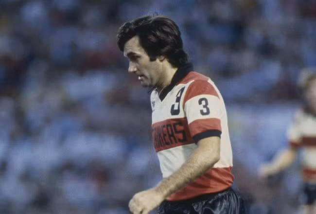 George Best. Nhiều người khẳng định ngôi sao của Man Utd đã có thể được sánh ngang cùng Pele hay Maradona nếu như quá sa đà vào các cuộc ăn chơi, để rồi ra đi vĩnh viễn ở tuổi 59. Khi ‘gác kiếm’, chính George Best phải thừa nhận rằng gái và rượu là 2 thứ đã làm hỏng cuộc đời ông.