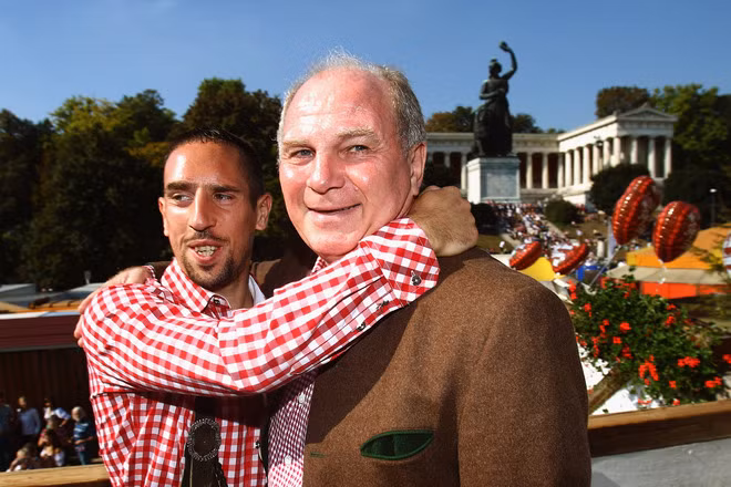 Ribery ôm Uli Hoeness như hai cha con Ribery ôm Uli Hoeness như hai cha con