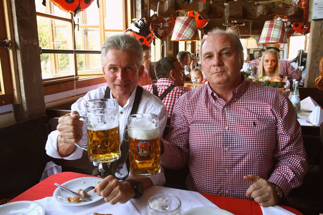 HLV Heynckes cùng sếp tổng Uli Hoeness HLV Heynckes cùng sếp tổng Uli Hoeness