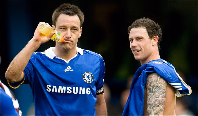 John Terry: Không ai có thể quên vụ Terry tòm tem với cô vợ của Wayne Bridge. Đây đúng là ví dụ tiêu biểu nhất cho lời khẳng định: Đừng ai dại dột mà mang nửa kia của mình đi chơi với Terry