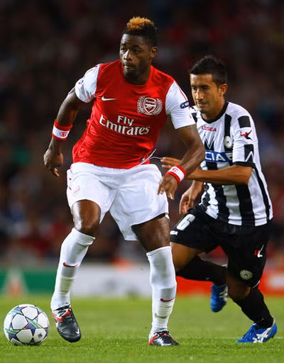 Trong số những mất mát thì có lẽ vị trí Alex Song để lại khiến HLV Wenger nhức nhối hơn cả