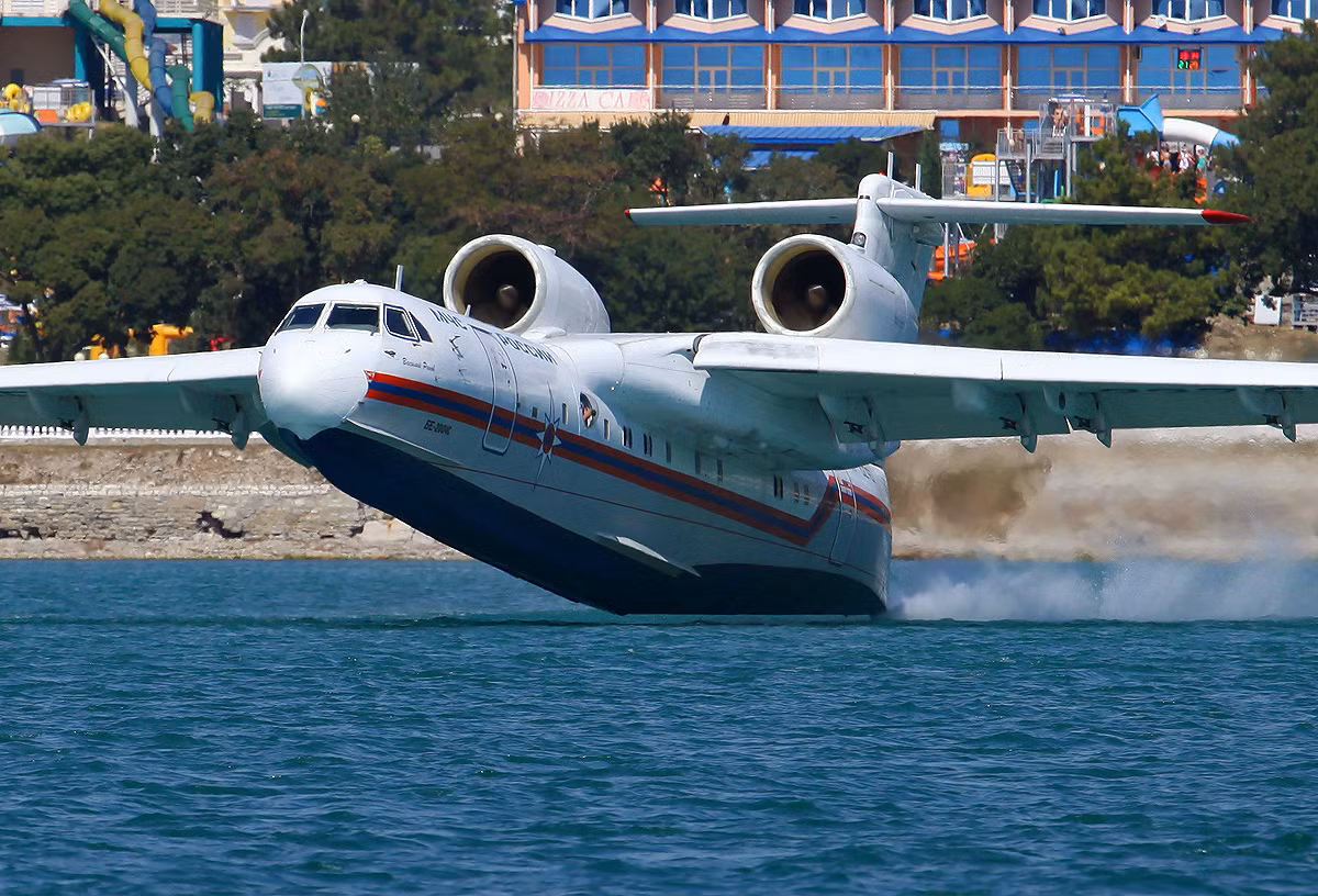 Ngoài ra, triển lãm còn có sự góp mặt của các máy bay trực thăng Mi-26T, Ka-27, Ka-226, Mi-171A2, Mi-8/17, Ka-62, Mi-8/17, Ka-32A11BC. Máy bay vận tải có SSJ 100, MS-21, Il-76MD-90A. Trong ảnh là thủy phi cơ Be-200ChS trình diễn tại triển lãm Hydro-avia-salon 2012.