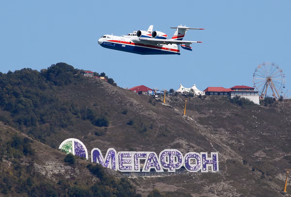 Thủy phi cơ Be-200ChS trình diễn tại triển lãm Hydro-avia-salon 2012.