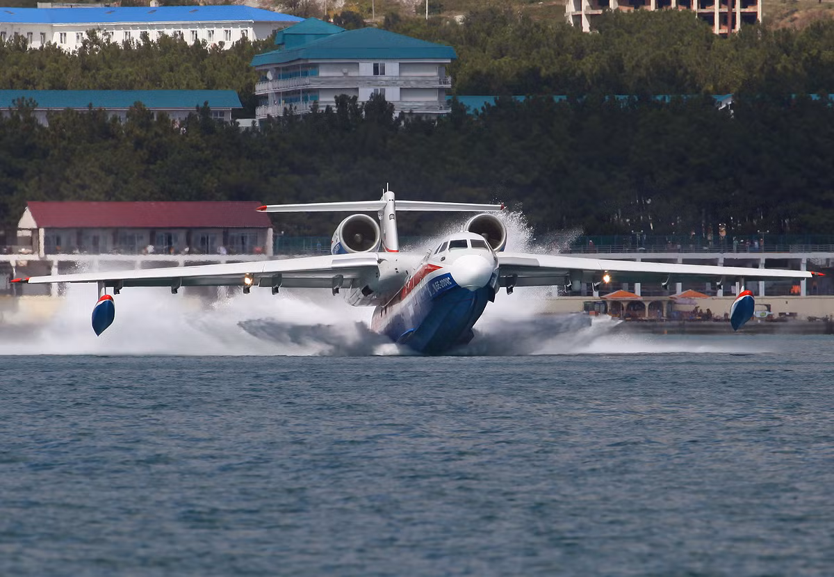 Thủy phi cơ Be-200ChS trình diễn tại triển lãm Hydro-avia-salon 2012.