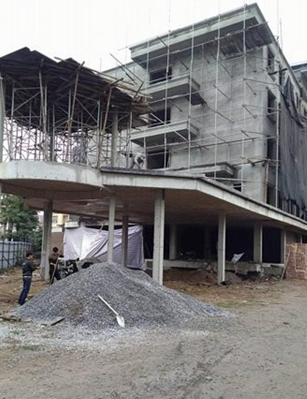 Chủ đầu tư công trình vẫn cho công nhân thi công rầm rộ để đi vào hoàn thiện (ảnh HC)