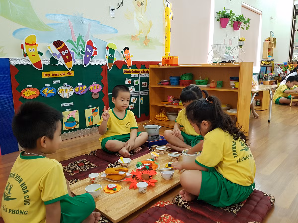 Cô Hoa sáng tạo dùng lá cây khô đưa vào tiết dạy mỹ thuật ảnh 2 Cô Hoa sáng tạo dùng lá cây khô đưa vào tiết dạy mỹ thuật ảnh 2