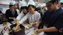 Du học sinh làm thêm tại các xưởng làm đồ ăn nhanh (Ảnh minh họa) Du học sinh làm thêm tại các xưởng làm đồ ăn nhanh (Ảnh minh họa)