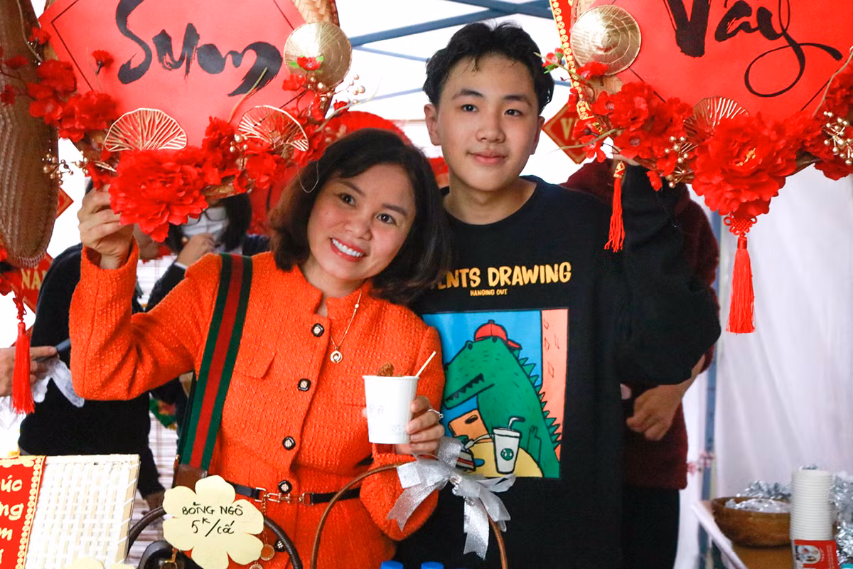 Phụ huynh chụp ảnh lưu niệm cùng con tại gian hàng trưng bày.
