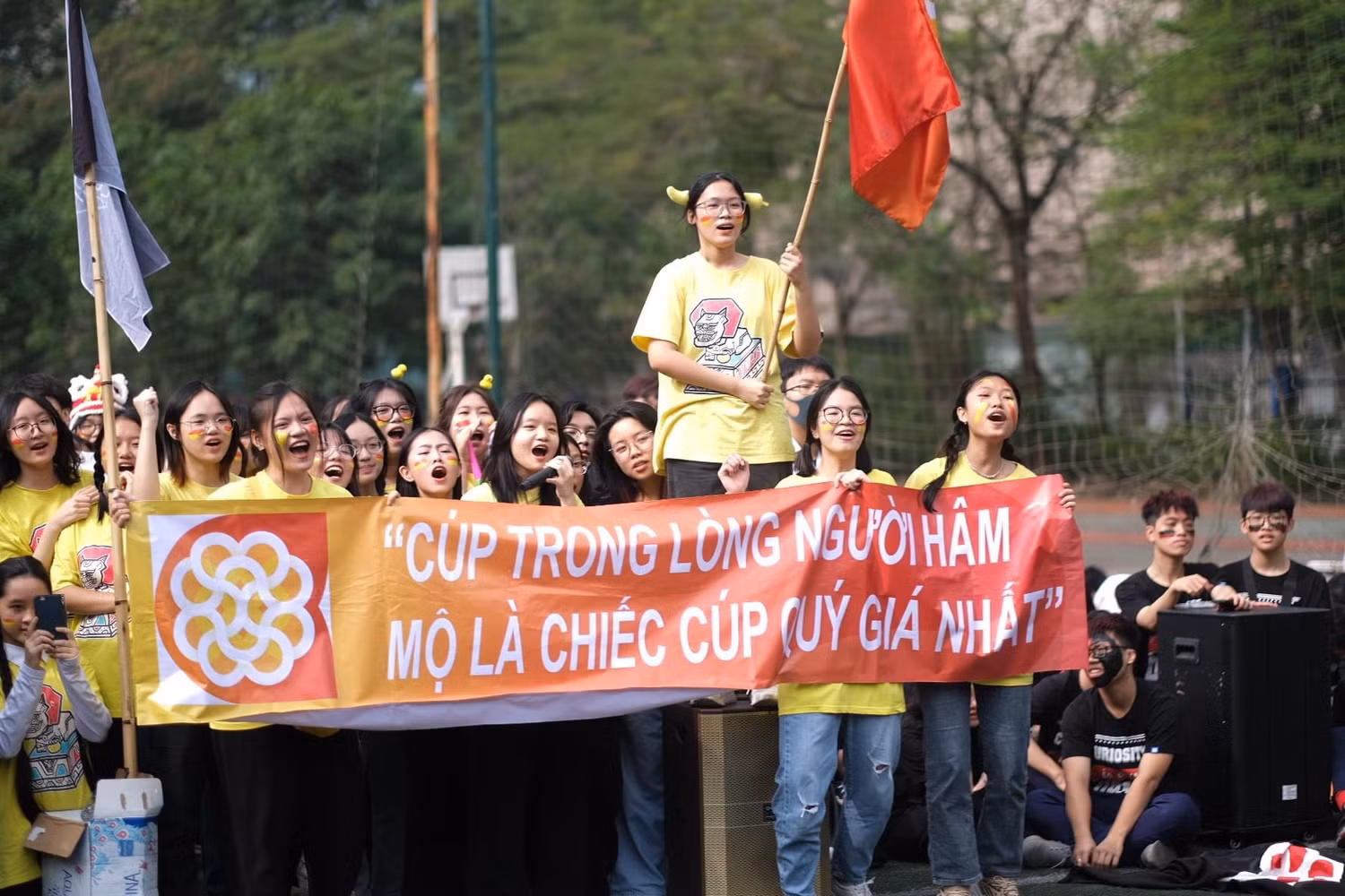Học sinh các lớp hào hứng tham gia ngày hội thể thao.