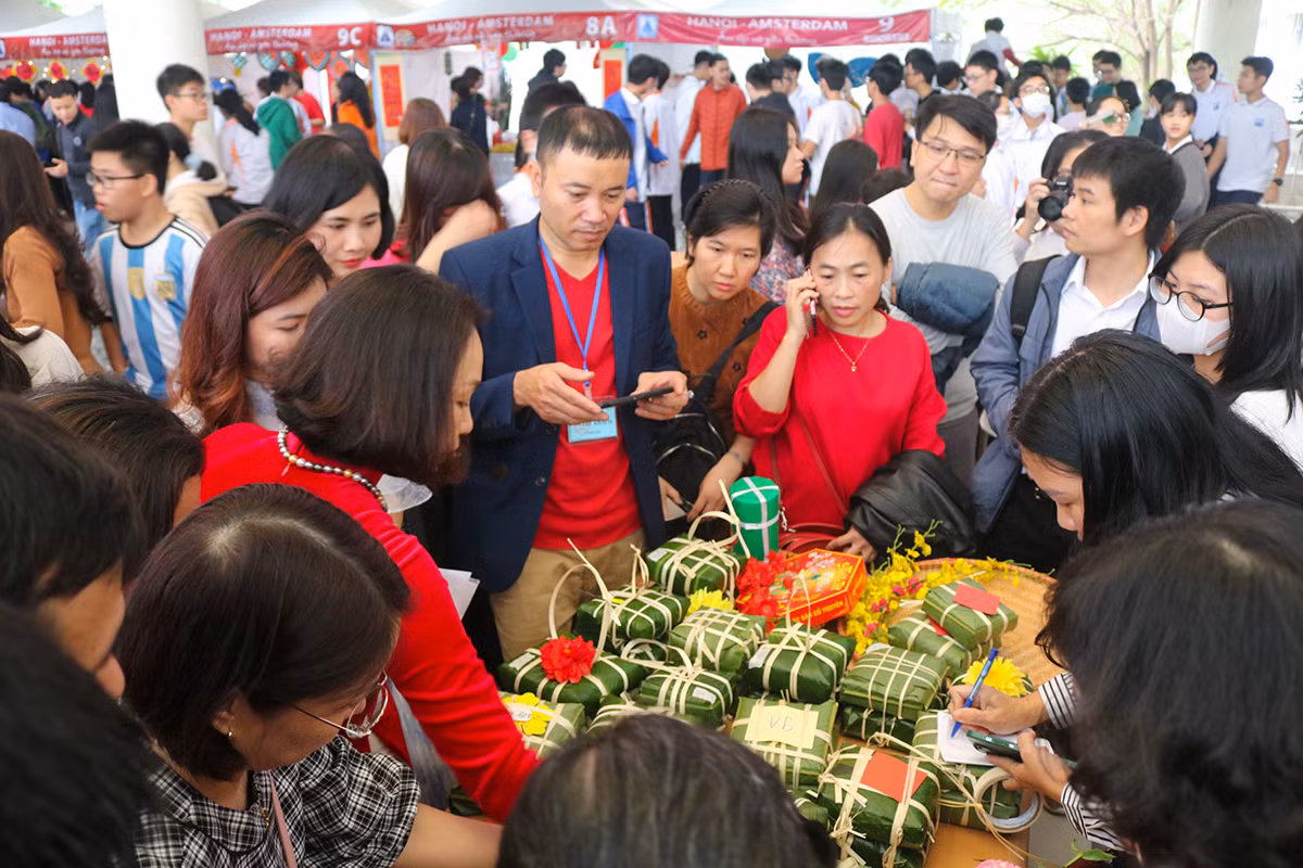 Ban giám khảo đang chấm phần thi gói bánh chưng của các đội thi.