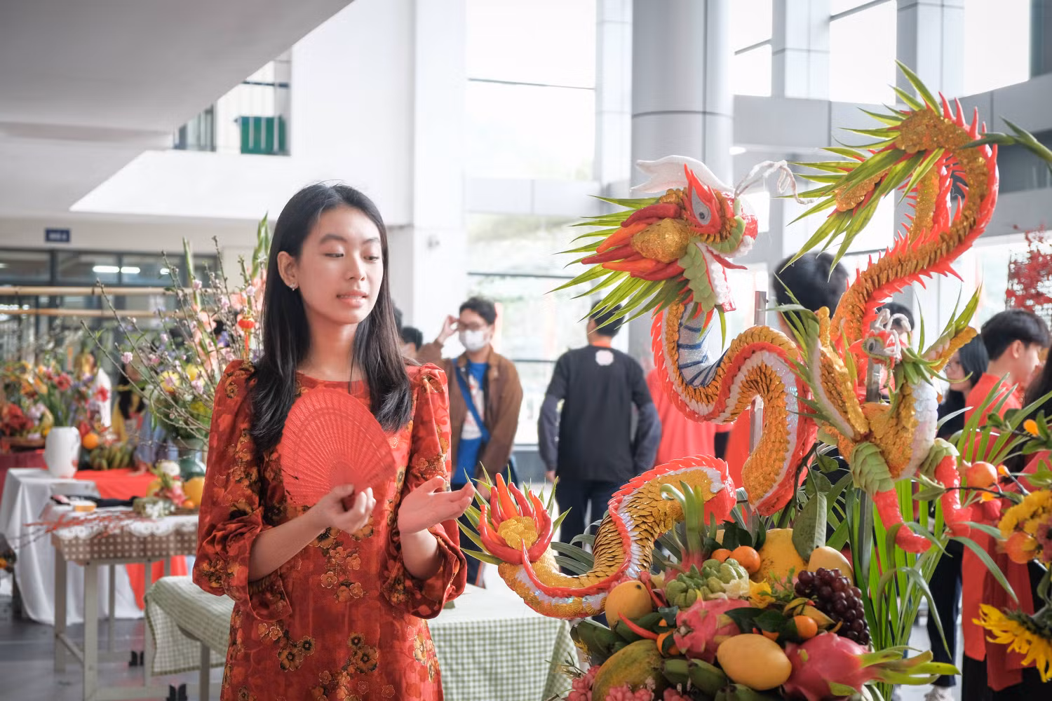 Các đội thi thuyết trình ý tưởng trước ban giám khảo về sản phẩm mâm ngũ quả và cắm hoa của mình.