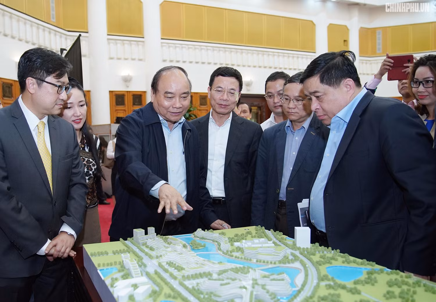 Thủ tướng cùng các đại biểu tham dự cuộc làm việc. Ảnh: VGP
