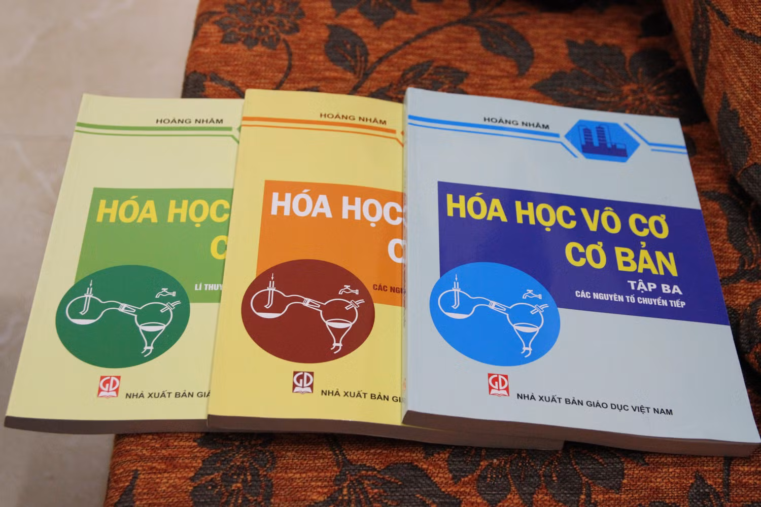 Những cuốn sách được tái bản nhiều lần được thầy Hoàng Nhâm coi là tài sản tâm huyết sau nhiều năm gắn bó với ngành Hóa học Vô cơ. Ảnh: Đỗ Thơm Những cuốn sách được tái bản nhiều lần được thầy Hoàng Nhâm coi là tài sản tâm huyết sau nhiều năm gắn bó với ngành Hóa học Vô cơ. Ảnh: Đỗ Thơm