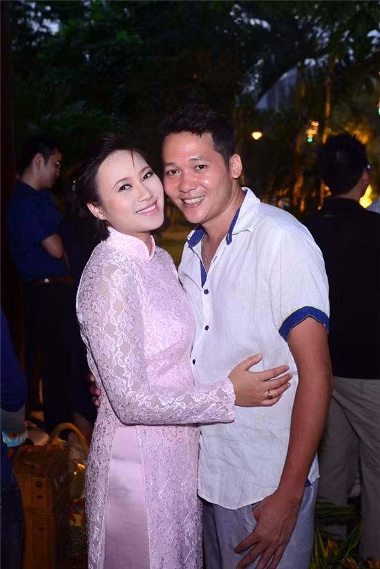 Đám cưới lần hai của Khánh Linh được tổ chức ở khuôn viên ngoài trời tại Long Biên, Hà Nội.