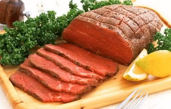 Thịt bò: Thịt bò giúp bổ sung kẽm và tăng cường miễn dịch. Kẽm trong thực phẩm vô cùng quan trọng, có thể thúc đẩy quá trình sản sinh bạch cầu trong máu, đồng thời giúp kháng độc tố, vi khuẩn có hại xâm nhập cơ thể. Việc thiếu kẽm sẽ làm tăng nguy cơ nhiễm các bệnh truyền nhiễm, đặc biệt là cảm cúm. Thịt bò: Thịt bò giúp bổ sung kẽm và tăng cường miễn dịch. Kẽm trong thực phẩm vô cùng quan trọng, có thể thúc đẩy quá trình sản sinh bạch cầu trong máu, đồng thời giúp kháng độc tố, vi khuẩn có hại xâm nhập cơ thể. Việc thiếu kẽm sẽ làm tăng nguy cơ nhiễm các bệnh truyền nhiễm, đặc biệt là cảm cúm.