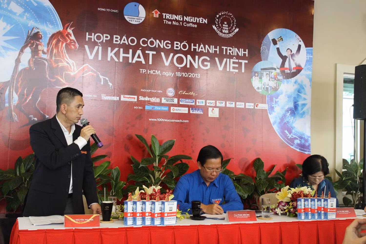 Ông Nguyễn Nguyên - đại diện Tập đoàn Trung Nguyên, đơn vị tổ chức Hành trình Vì khát vọng Việt 2013, thông báo về chương trình