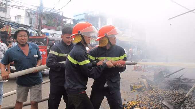 Lực lượng PCCC chuyên nghiệp được sự hỗ trợ tích cực của nhân dân nhưng cũng vô cùng vất vả mới khống chế được ngọn lửa.