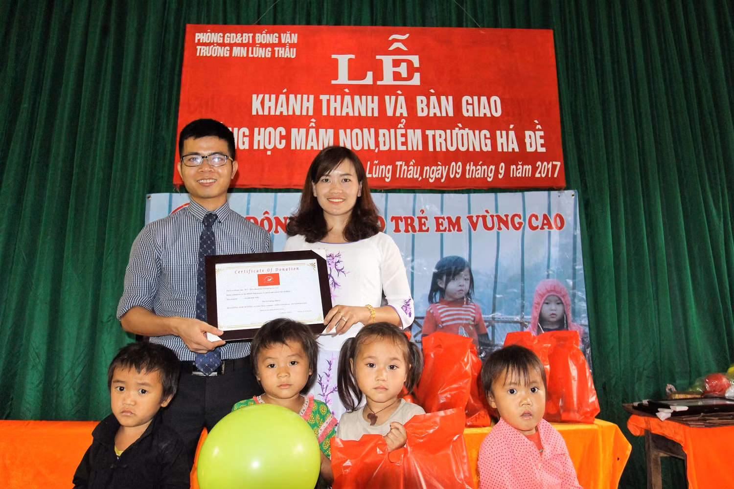 Nhiều món quà ý nghĩa được Nhóm tình nguyện Đông Ấm trao tặng lại trường mầm non Lũng Thầu (Ảnh: Lại Cường).