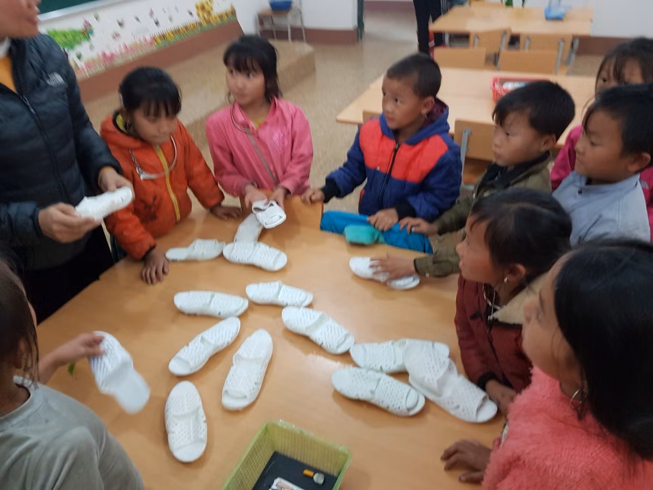 Học sinh vui vẻ đón nhận những món quà từ các nhà hảo tâm (Ảnh:giaoduc.net.vn) Học sinh vui vẻ đón nhận những món quà từ các nhà hảo tâm (Ảnh:giaoduc.net.vn)