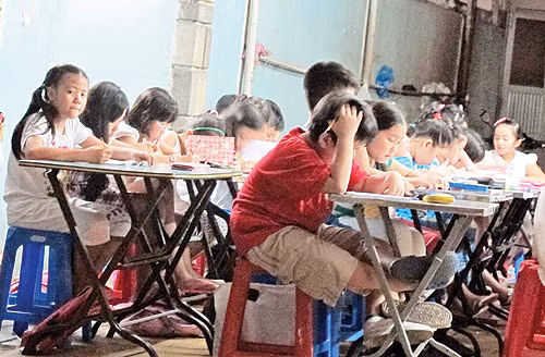 Lớp học thêm tiếng Anh ở địa chỉ 38 Nguyễn Phi Khanh, Q.1, TP.HCM vào cuối giờ chiều ngày 24.9 - Ảnh: Đào Ngọc Thạch. Lớp học thêm tiếng Anh ở địa chỉ 38 Nguyễn Phi Khanh, Q.1, TP.HCM vào cuối giờ chiều ngày 24.9 - Ảnh: Đào Ngọc Thạch.