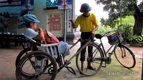 Bố đang chuẩn bị xe để đưa con đến chùa cho kịp buổi tựu trường. Bố đang chuẩn bị xe để đưa con đến chùa cho kịp buổi tựu trường.