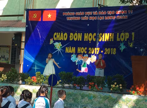 Văn nghệ chào mừng học sinh lớp 1 lần đầu tiên đến với ngôi trường mới (ảnh: P.L)