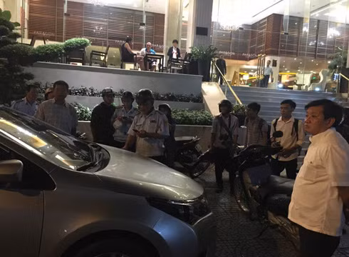 Phó Chủ tịch quận 1 Đoàn Ngọc Hải trực tiếp theo dõi việc xử lý của đoàn kiểm tra (ảnh: P.L) Phó Chủ tịch quận 1 Đoàn Ngọc Hải trực tiếp theo dõi việc xử lý của đoàn kiểm tra (ảnh: P.L)