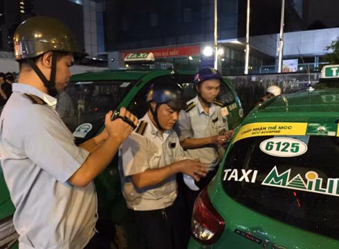 Lực lượng trật tự đô thị quận 1 đang niêm phong, chuẩn bị cẩu xe Mai Linh taxi vi phạm (ảnh: P.L) Lực lượng trật tự đô thị quận 1 đang niêm phong, chuẩn bị cẩu xe Mai Linh taxi vi phạm (ảnh: P.L)