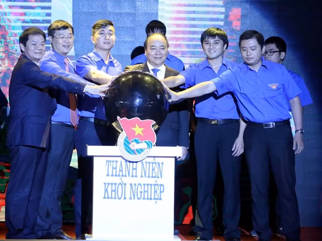 Thủ tướng Nguyễn Xuân Phúc cùng lãnh đạo Trung ương Đoàn, đại diện doanh nghiệp, thanh niên, sinh viên thực hiện nghi thức phát động chương trình Thanh niên khởi nghiệp - Ảnh: Minh Châu/ dangcongsan.vn