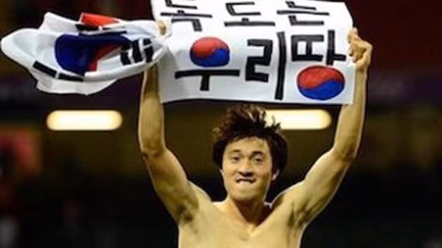 Park Jong Woo với dòng chữ "Dokdo là lãnh thổ của chúng ta" - Ảnh: Chron News