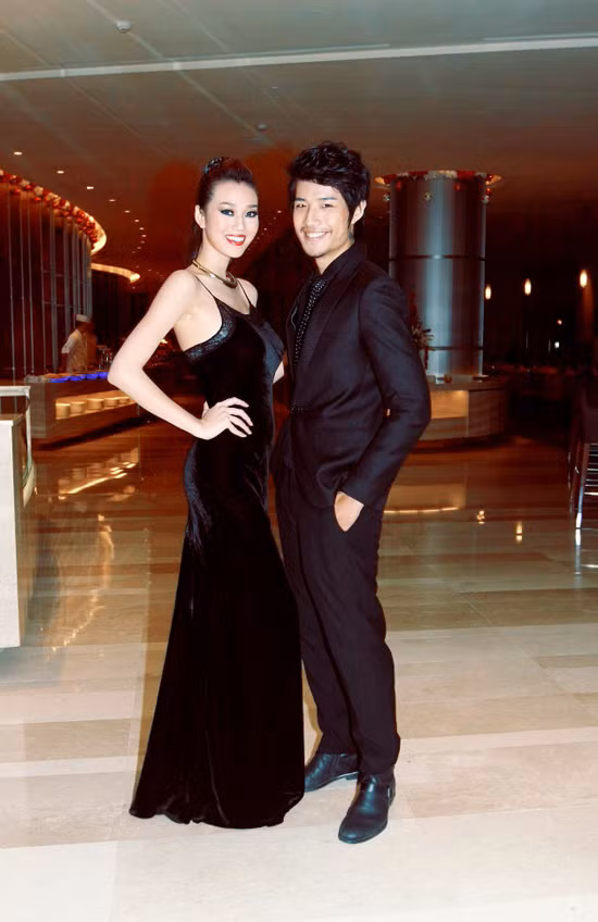 Người đẹp Khánh My bên cạnh nam ca sĩ Hồ Vĩnh Anh.