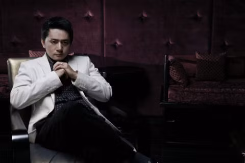 Trương Minh Cường lôi cuốn và đầy nam tính với phong cách ăn mặc này.