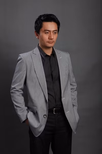 Lúc lạnh lùng, trầm tư...