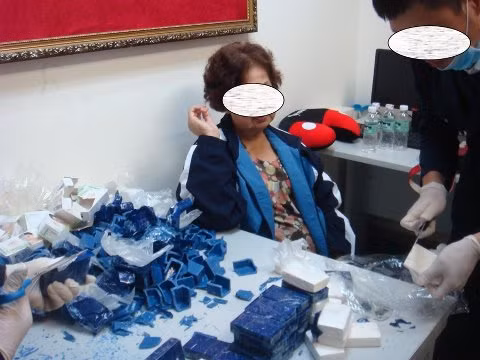 Bà lão N và tang vật gần 3kg heroin ngụy trang dưới các cục xà bông. Bà lão N và tang vật gần 3kg heroin ngụy trang dưới các cục xà bông.
