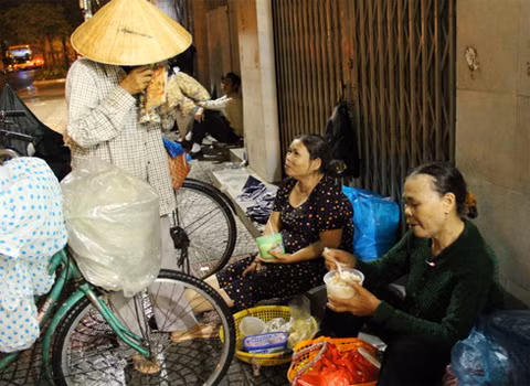 Mưu sinh vất vả trên đất Sài Gòn. Ảnh: Thi Ngoan