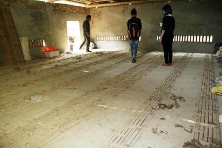 Gia đình anh Trần Trọng Thuận là một trong những hộ gia đình nuôi nhiều nhất ở địa phương, với hơn 400 con rắn hổ mang bành. Gia đình anh Trần Trọng Thuận là một trong những hộ gia đình nuôi nhiều nhất ở địa phương, với hơn 400 con rắn hổ mang bành.