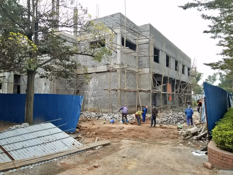 Công trình xây dựng nhà thi đấu đa năng đang thi công trong tình trạng ì ạch. Ảnh: Hữu Chí.