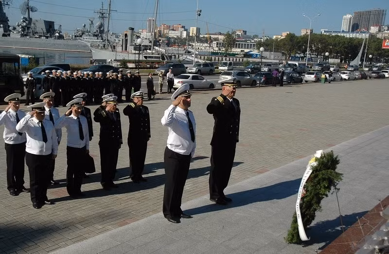 Hình ảnh chuyến thăm của khu trục hạm USS Vandegrift tới căn cứ chính của Hạm đội Thái Bình Dương Nga. Hình ảnh chuyến thăm của khu trục hạm USS Vandegrift tới căn cứ chính của Hạm đội Thái Bình Dương Nga.